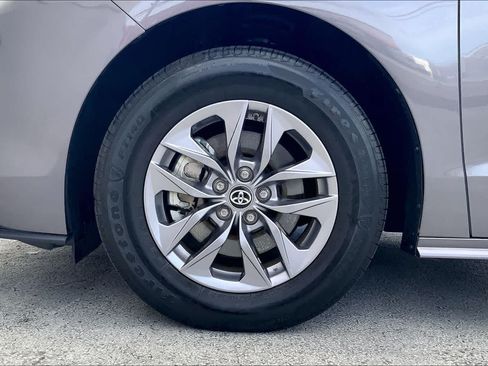 Used 2024 Toyota Sienna XLE FWD image 8