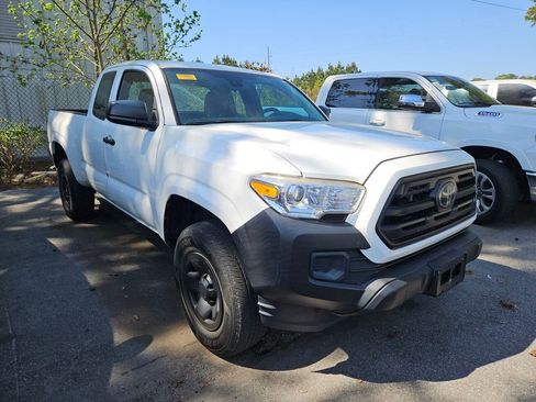 Used 2018 Toyota Tacoma SR image 5