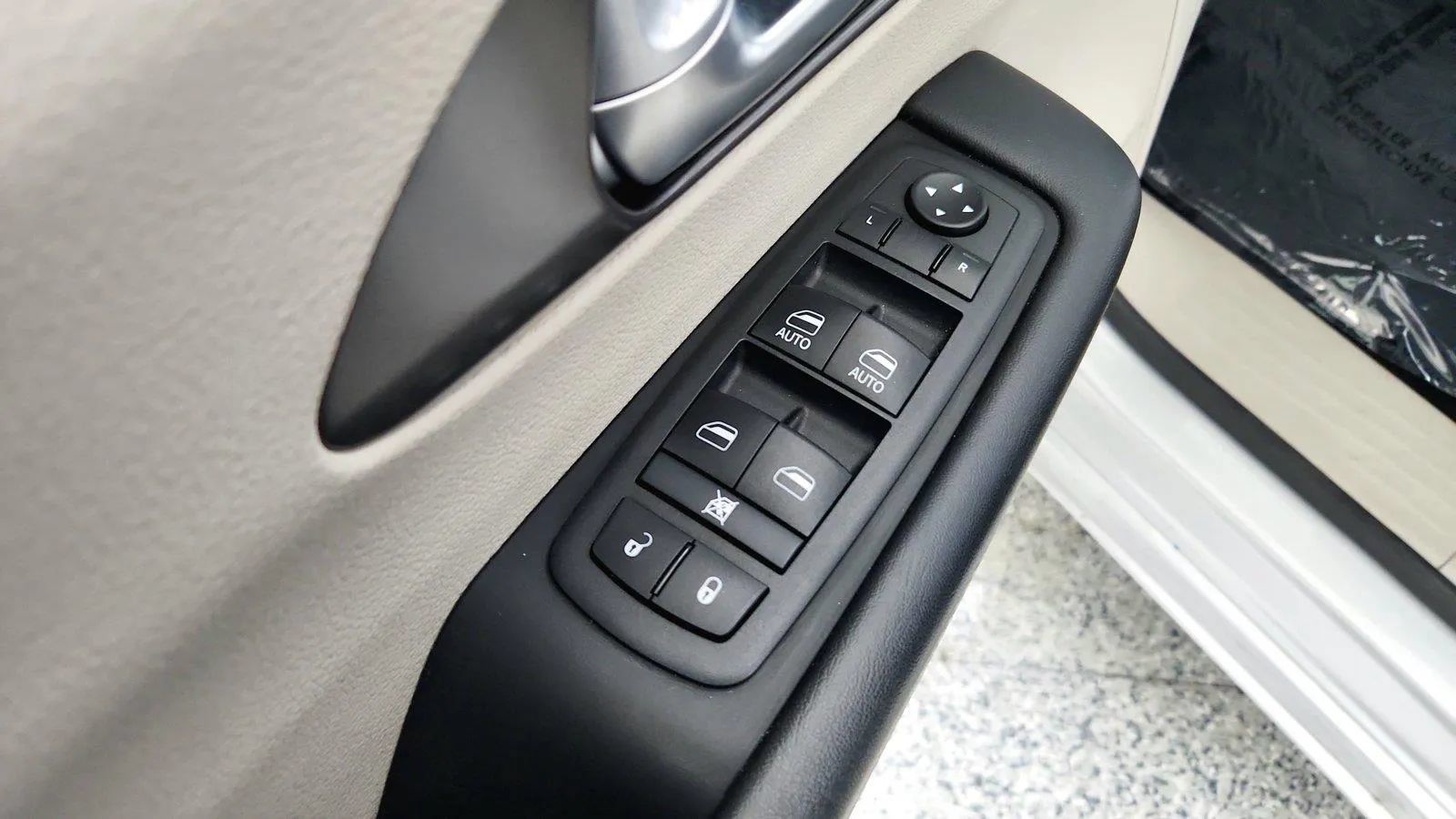 Used 2024 Chrysler Pacifica Touring-L FWD image 21
