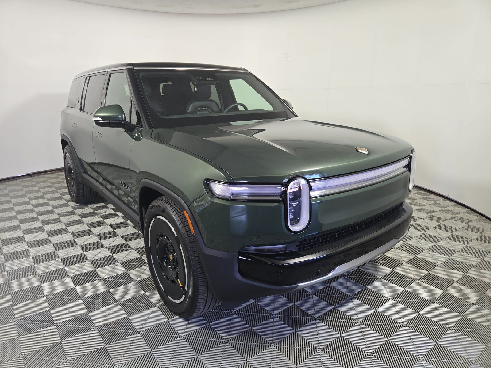 Used 2025 Rivian R1S Adventure Dual AWD/4WD image 7
