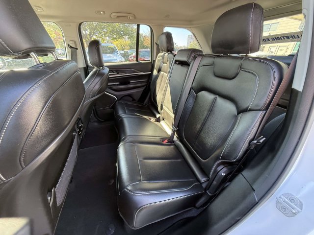 Used 2023 Jeep Grand Cherokee Limited w/ Black Appearance Package AWD/4WD image 11