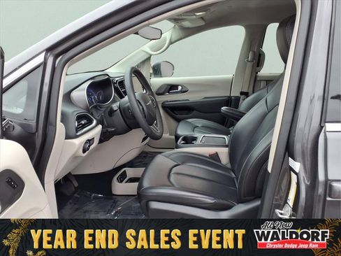 Used 2023 Chrysler Pacifica Touring-L image 9