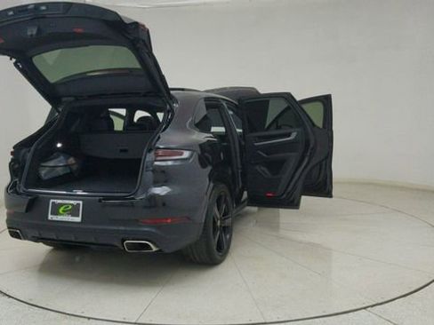 Used 2025 Porsche Cayenne w/ Premium Package image 76