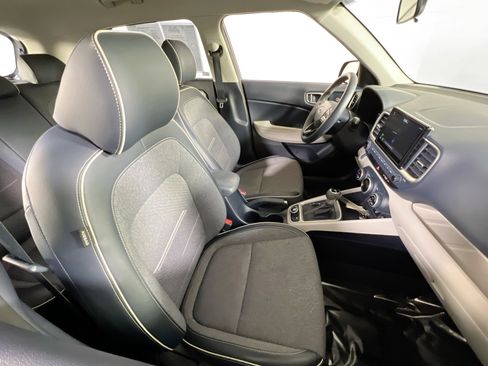 Used 2021 Hyundai Venue image 27
