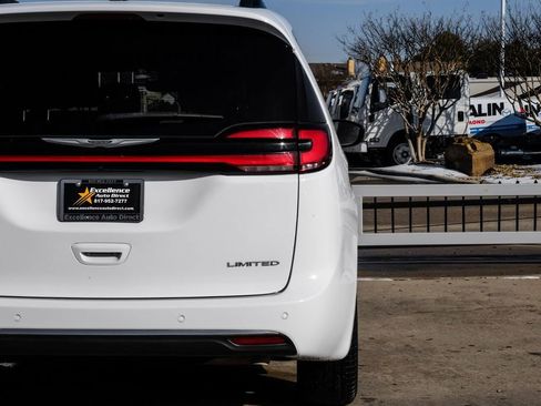 Used 2023 Chrysler Pacifica Limited image 48