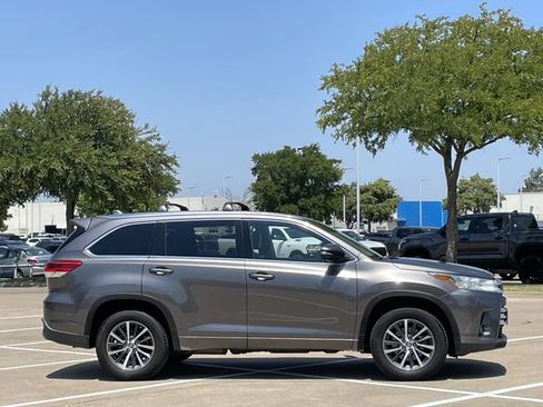 Used 2018 Toyota Highlander XLE FWD image 3