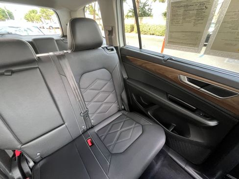 Used 2025 Volkswagen Atlas SE image 38