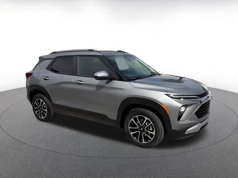 Used 2025 Chevrolet TrailBlazer LT image 2