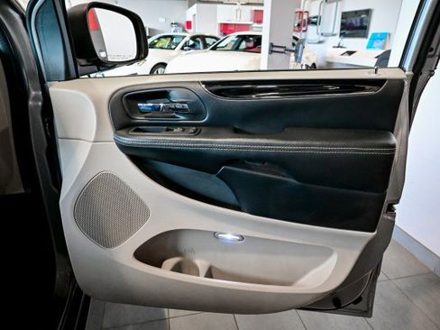 Used 2017 Dodge Grand Caravan SE image 29