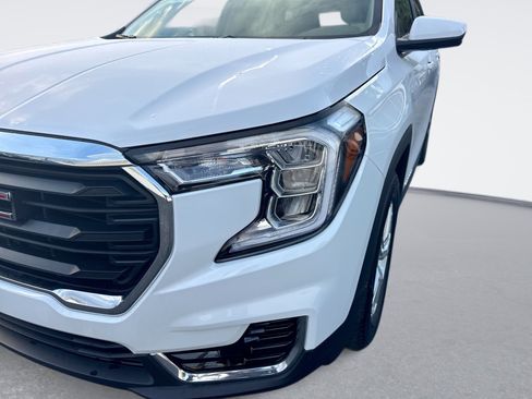 Used 2024 GMC Terrain SLE FWD image 10