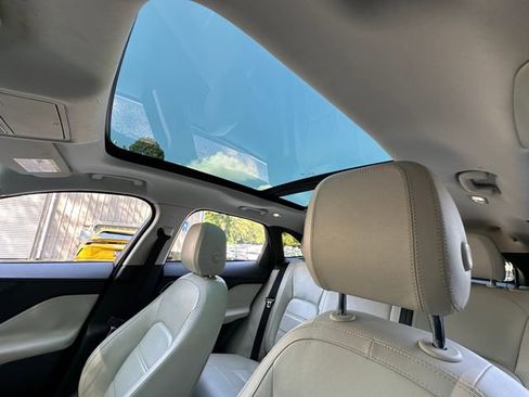 Used 2018 Jaguar F-PACE Prestige image 32