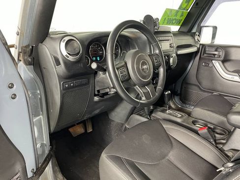 Used 2015 Jeep Wrangler Unlimited Rubicon w/ Connectivity Group AWD/4WD image 3
