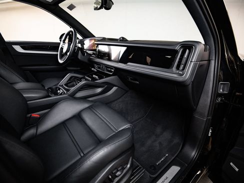 Certified 2026 Porsche Cayenne AWD/4WD image 28