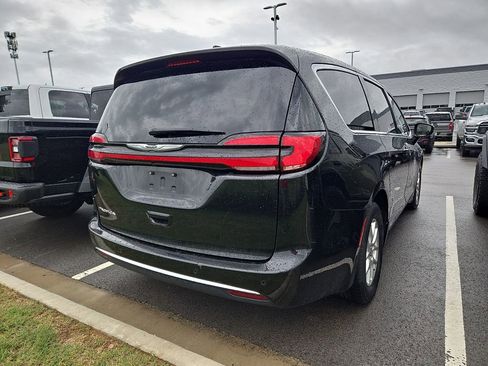 Used 2023 Chrysler Pacifica Touring-L FWD image 3
