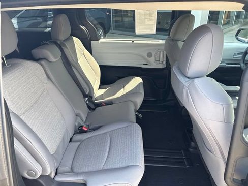 Used 2026 Toyota Sienna LE FWD image 30