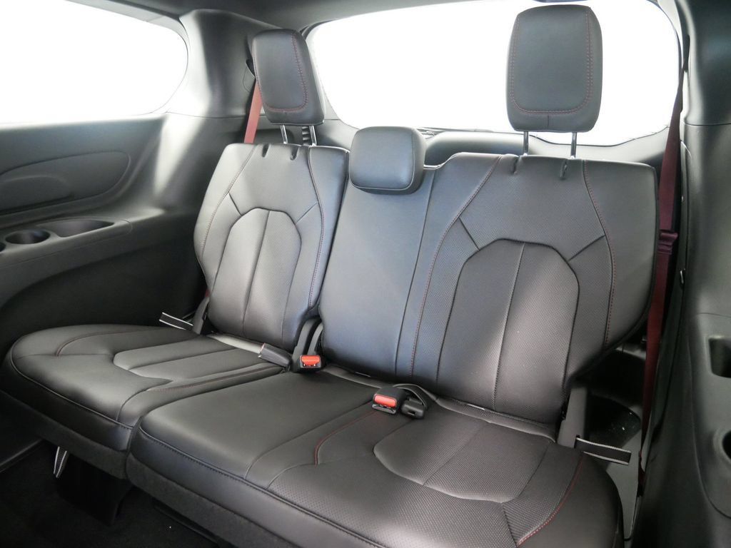 New 2027 Chrysler Pacifica Select AWD/4WD image 14