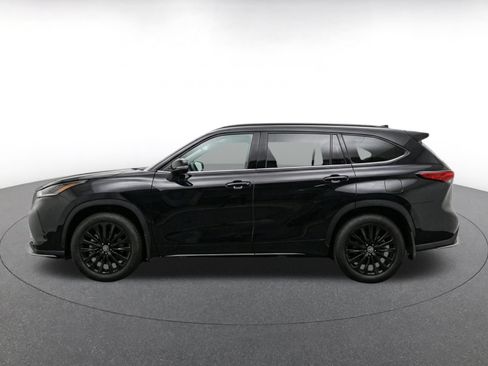 Used 2025 Toyota Highlander XSE AWD/4WD image 4