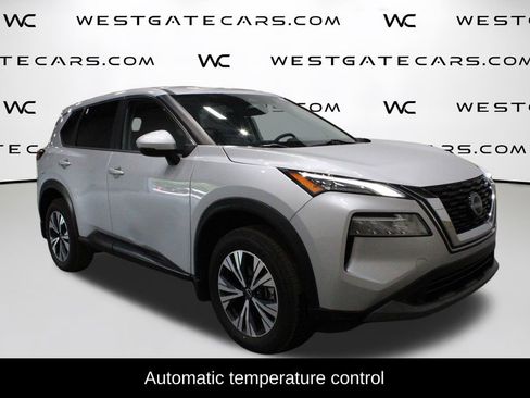 Used 2022 Nissan Rogue SV image 2