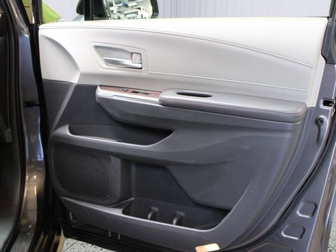 Used 2024 Toyota Sienna XLE AWD/4WD image 39