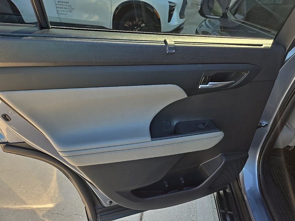 Used 2022 Toyota Highlander XLE FWD image 11