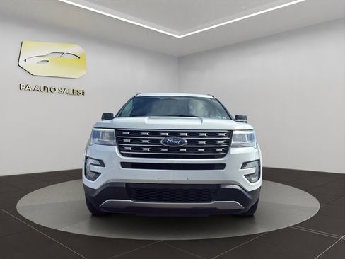 Used 2017 Ford Explorer XLT w/ Equipment Group 202A image 2