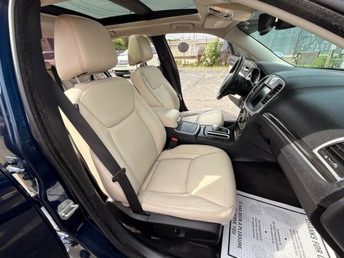 Used 2016 Chrysler 300 Limited RWD image 14