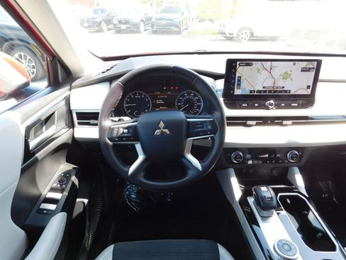 Used 2025 Mitsubishi Outlander SE AWD/4WD image 15