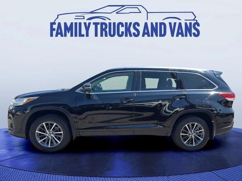 Used 2018 Toyota Highlander XLE AWD/4WD image 2