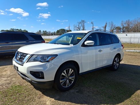 Used 2020 Nissan Pathfinder SV image 3