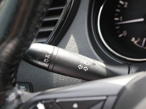 Used 2020 Nissan Rogue SV w/ Premium Package image 23