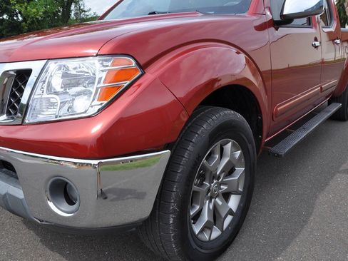 Used 2014 Nissan Frontier SL w/ SL Moonroof Package AWD/4WD image 3