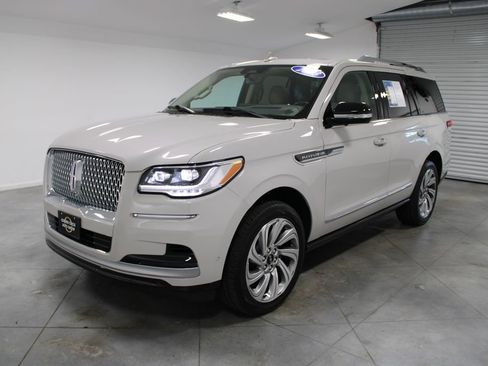 Used 2023 Lincoln Navigator Reserve AWD/4WD image 4