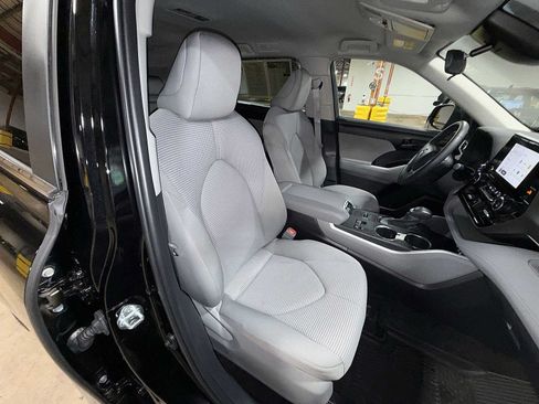 Used 2024 Toyota Highlander LE FWD image 16