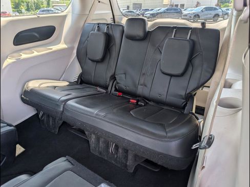 Used 2020 Chrysler Pacifica Touring-L FWD image 16