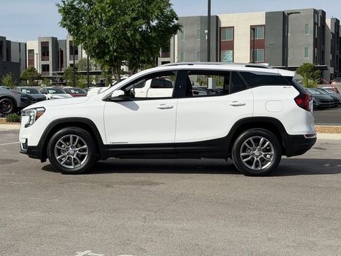 Used 2024 GMC Terrain SLT image 2