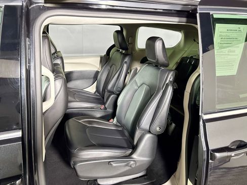 Used 2024 Chrysler Pacifica Select image 19