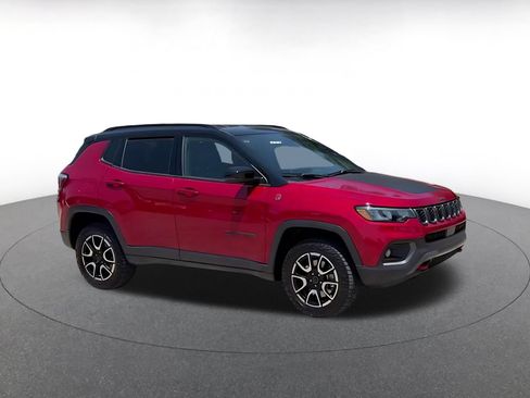 Used 2025 Jeep Compass Trailhawk AWD/4WD image 2