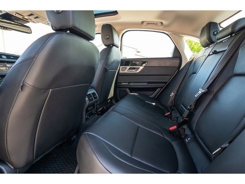 Used 2017 Jaguar XF Premium image 19