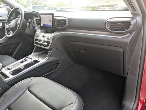 Used 2023 Ford Explorer XLT AWD/4WD image 13