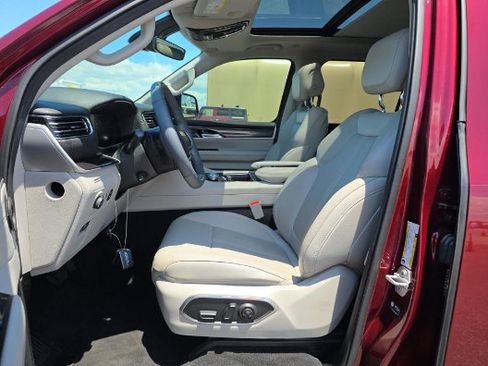 Used 2024 Jeep Wagoneer 2WD w/ Premium Group I image 4