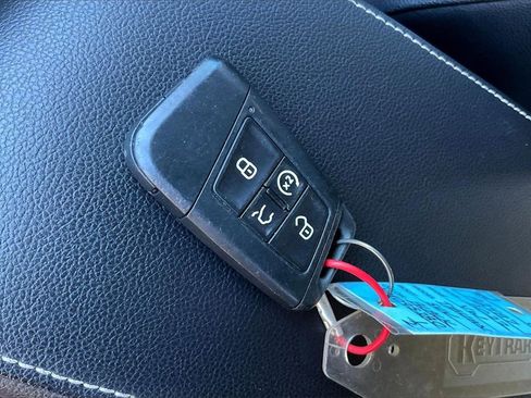 Used 2022 Volkswagen Tiguan SE image 11