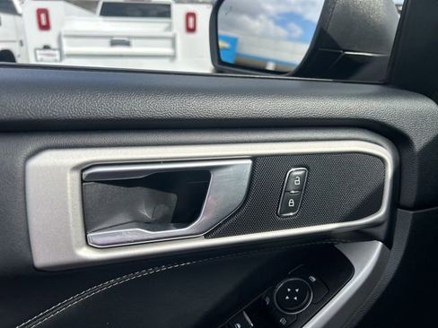 Used 2022 Ford Explorer XLT w/ Equipment Group 202A image 11