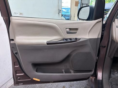 Used 2019 Toyota Sienna XLE w/ XLE Navigation Package AWD/4WD image 19