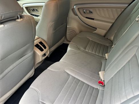 Used 2018 Ford Taurus SE image 4