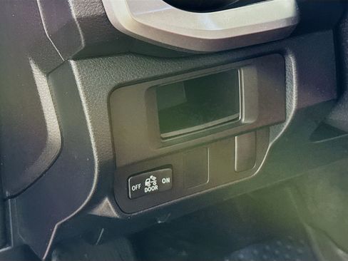 Used 2016 Toyota Tacoma SR5 w/ SR5 Appearance Package (SN) image 8