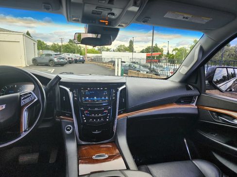 Used 2017 Cadillac Escalade ESV Premium Luxury AWD/4WD image 17
