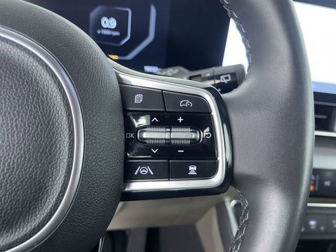 Used 2025 Kia Carnival SX image 31