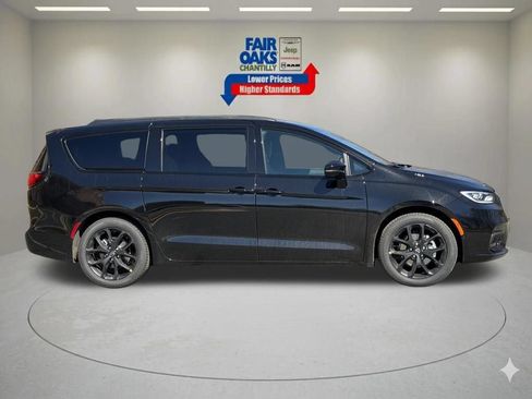New 2026 Chrysler Pacifica Select w/ S Appearance Package FWD image 5