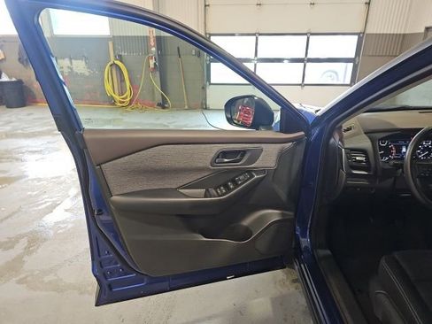 Used 2023 Nissan Rogue S AWD/4WD image 10
