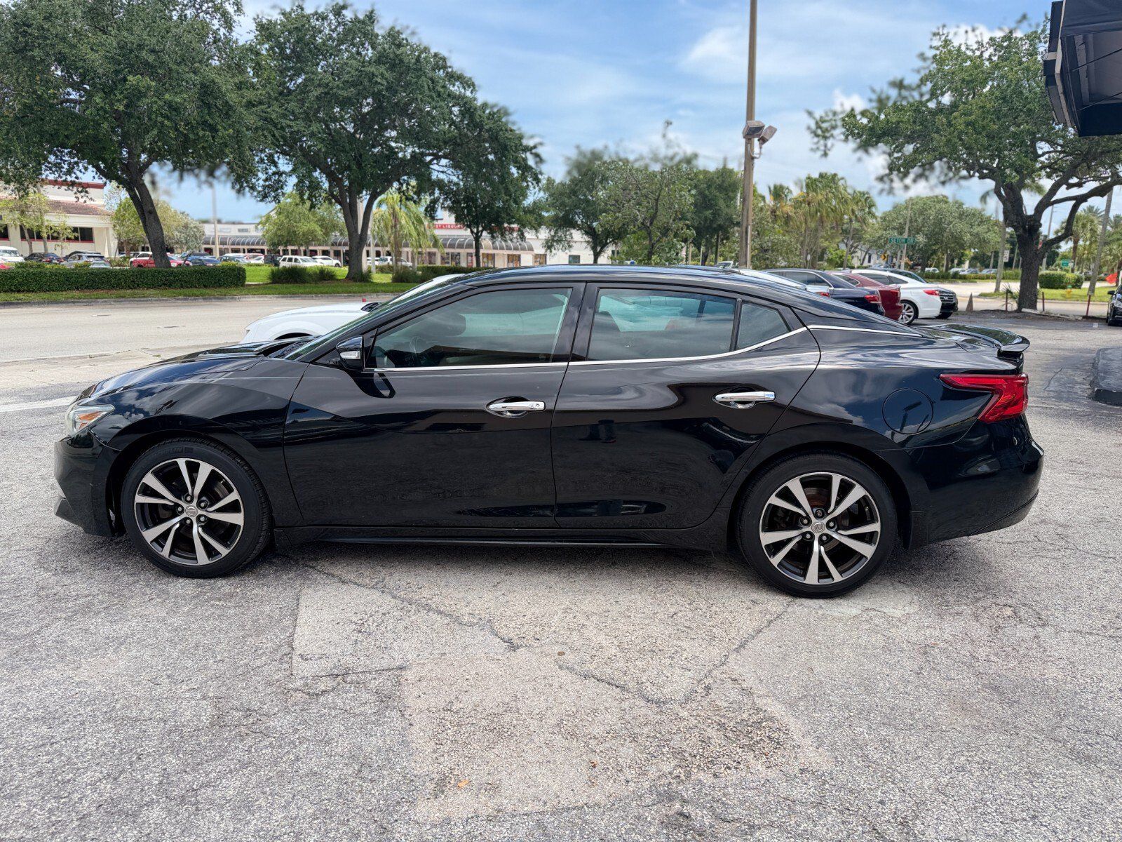 Used 2017 Nissan Maxima SR w/ Midnight Edition FWD image 2